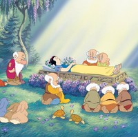 Snow White versi Disney diceritakan mengalami tidur abadi setelah memakan apel beracun dari Evil Queen, dan hanya kecupan dari pangeran yang dapat membangunkannya. Setelah Snow White terbangun dari tidur panjang, dia dan pangeran kembali ke istana dan menikah. Happily ever after. Foto: istimewa