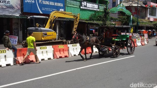 Sisi barat Jalan Malioboro Yogyakarta mulai dibongkar.