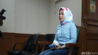 Anita tampak berpakaian cerah saat menghadiri sidang hari ini di PA Jakarta Selatan, Senin (12/3). Foto: Anita Dewi Faida istri Abdee Slank / Palevi S