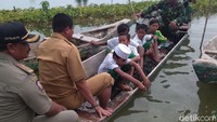 Selain sekolahan, banjir juga menggenangi jalan. Karena itu, para siswa ke sekolah dengan menggunakan perahu. (Foto: Eko Sudjarwo/detikcom)