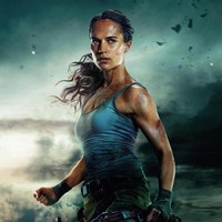 Dibandingkan dengan Angelina Jolie, Alicia Vikander terlihat lebih sering bermain kotor di Tomb Raider 2018. Di poster filmnya, ia bahkan tampak dengan sejumlah luka di tubuh. Foto: imbd