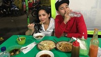Raffi Ahmad juga nggak ketinggalan nongkrong di pinggir jalan. Saat malam Minggu ia dan Nagita Slavina makan mie dan bakso pinggir jalan. Foto: Instagram raffinagita1717