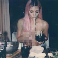 Tampil <i>Topless</i>, Ini Gaya Kim Kardashian Berfoto Sambil Makan Mie di Jepang