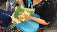 Okky Lukman juga kerap makan di warung kaki lima lho! Ini gaya Okky saat menyantap nasi liwet beralas daun. Duh, lauknya yang lengkap bikin ngiler deh! Foto: Instagram oq_lukman
