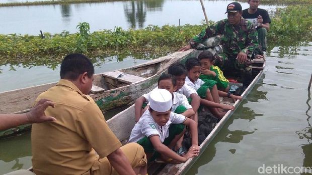 Para pelajar terpaksa naik perahu/