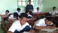 Para siswa nangkring di kursi demi menghindari air. (Foto: Eko Sudjarwo/detikcom)