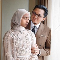 Pose foto pernikahan Laudya Cynthia Bella KW bersama sang suami Engku Emran. Terima ksh atas doa doa nya. Doakan semoga mahligayh biduk rumah tangga yang aku bina bersama guru TIK ku ini sakinah mawadah warrahmah. Im so lucky to have you, my ayam bakar (read: ayah muda berbadan kekar) 🌹👨‍👩‍👧💖, begitu caption Instagram Ojmo. Foto: Instagram