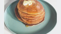 Bukan dengan belanja atau pergi ke salon, Sophie Navita menghadiahi dirinya dengan seporsi pancake lembut. Ia mengganti susu sapi dengan susu almond. Yummy! Foto: instagram @sophienavita