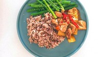 Lewat instagramnya @sophienavita, ia sering membagikan foto makanan berikut cerita dan resepnya. Kalau ini seporsi menu makan siangnya. Komplit dan tampak menggoda. Foto: instagram @sophienavita
