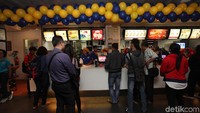 Syarat untuk mendapat sarapan gratis berupa chicken muffin di McDonalds cukup mudah. Caranya pengunjung hanya perlu mengantre di depan outlet McDonalds, selama waktu pembagian. Paket ini tidak berlaku untuk pesan antar. Foto: dok. McD