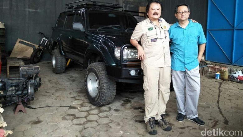 Hauwke (berbaju coklat) dan rekan petualangnya Sunny Rusli. Foto: Ruly Kurniawan Hauwke (berbaju coklat) dan rekan petualangnya Sunny Rusli. Foto: Ruly Kurniawan