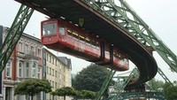 Nama kereta terbalik di Jerman ini adalah Wuppertal Suspension Railway. Nama Wuppertal diambil dari nama daerahnya di Jerman. Istimewa/hamadacabo.
