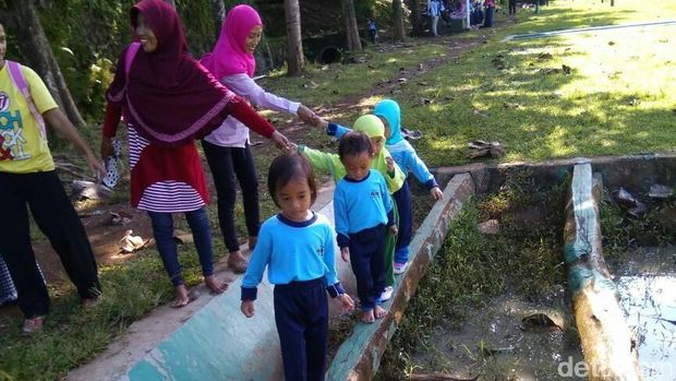 Siswa-siswi TK dan PAUD yang mengikuti outbond sebelum kecelakaan tank terjadi.