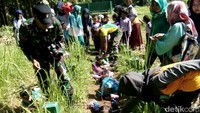 Anak-anak merayap ala tentara saat outbound