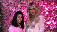 Acara baby shower itu dihadiri oleh kerabat Khloe. Foto: Instagram Khloe Kardashian