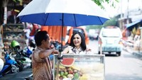  Penyanyi Yuni Shara nggak ragu menikmati jajanan pinggir jalan. Ini senyum bahagianya saat bertemu pedagang rujak. Foto: Instagram yunishara36