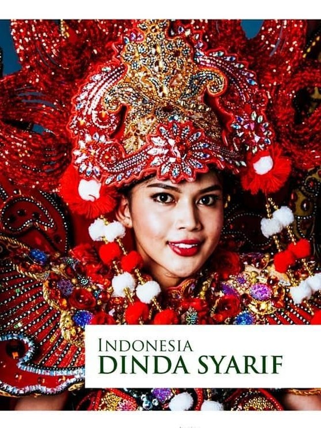 Wanita 21 tahun itu menggunakan kostum megah berwarna merah yang terinspirasi dari tari topeng Cirebon.  Foto: dok. Instagram