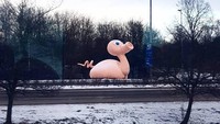 Sejak dipajang tahun 1999, turis yang melintas di dekat patung tak jarang yang ingin berfoto karena bentuknya lucu (wyczesany_maciej/Instagram)