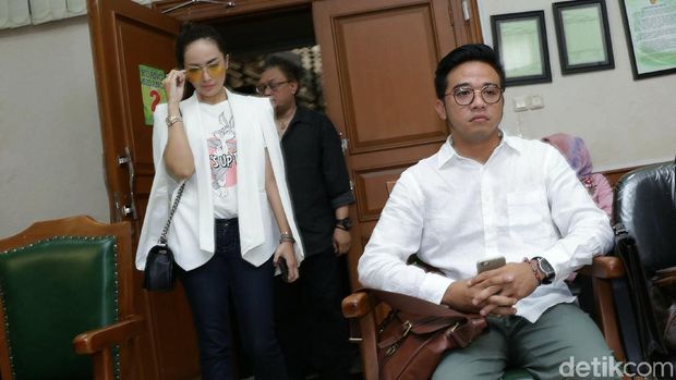 Sidang cerai Cinta Ratu dan Roby Geisha berlanjut