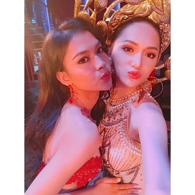 Inilah momen kebersaam Dinda bersama Nguyen Huong Giang, kontestan Vitenam yang meraih gelar Miss International Queen 2018.  Foto: dok. Instagram