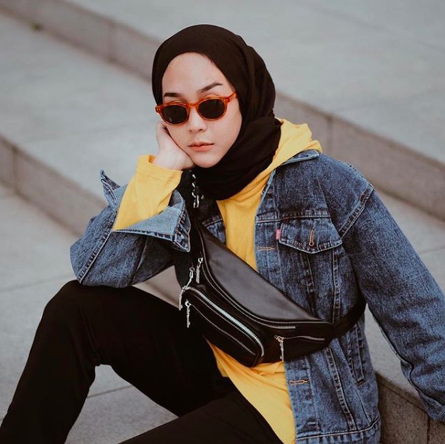 Untuk tas, Intan Khasanah sering tampil mengenakan waist bag. Hijabers yang sering memakai tas seperti ini adalah Sivia Azizah dan Astrid Kuya. Foto: Instagram/strngrrr