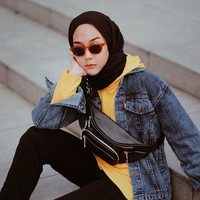 Untuk tas, Intan Khasanah sering tampil mengenakan waist bag. Hijabers yang sering memakai tas seperti ini adalah Sivia Azizah dan Astrid Kuya. Foto: Instagram/strngrrr