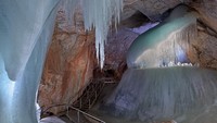 Eisriesenwelt dikunjungi sekitar 200 ribu turis per tahun. Gua es ini pun disebut-sebut sebagai gua es terbesar di dunia (Eisorgel/eisriesenwelt.at)