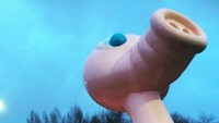Patung Posankka dibuat setinggi 7 meter dan berwarna pink. Badannya berbentuk mainan bebek karet, tapi moncongnya mirip hidung babi (ae1984/Instagram)