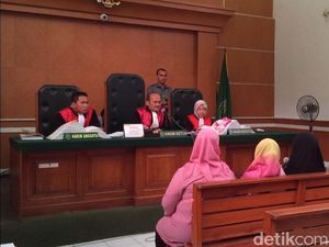 Syahrini dan Jupe Bikin Kepincut Calon Jemaah First Travel