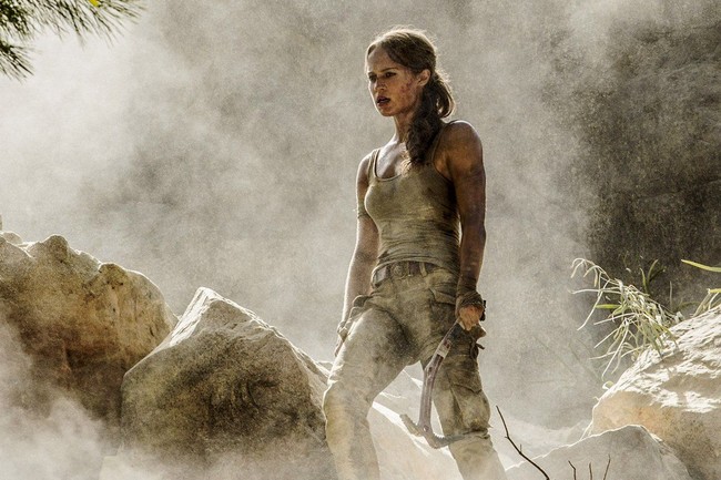 Sedangkan di Tomb Raider 2018, Lara Croft yang diperankan oleh Alicia Vikander tampaknya tak terlalu mengeksploitasi keseksian. Di sejumlah poster dan gambar yang dirilis, Alicia terlihat banyak mengenakan tank top yang dipadukan dengan celana kargo. Foto: Warner Bros