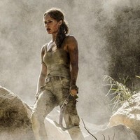 Sedangkan di Tomb Raider 2018, Lara Croft yang diperankan oleh Alicia Vikander tampaknya tak terlalu mengeksploitasi keseksian. Di sejumlah poster dan gambar yang dirilis, Alicia terlihat banyak mengenakan tank top yang dipadukan dengan celana kargo. Foto: Warner Bros