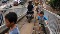Para pengguna JPO sangat terganggu dengan pemotor yang melintas.