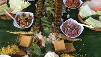 Sedang berada di Bali, Kalina pun menikmati sajian nasi liwet lengkap dengan ragam sambal khas Bali dan juga petai berukuran besar. Siapa yang mau? Foto: Instagram @kalinaocktarany