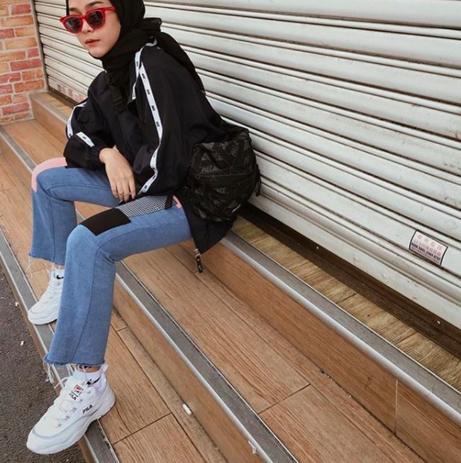 Selain fashion influencer Timur Tengah, Indonesia juga punya selebgram hijab yang bergaya hypebeast. Ia adalah Intan Khasanah, mahasiswi yang kini sudah punya lebih dari 300 ribu pengikut di Instagram. Foto: Instagram/strngrrr