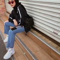 Selain fashion influencer Timur Tengah, Indonesia juga punya selebgram hijab yang bergaya hypebeast. Ia adalah Intan Khasanah, mahasiswi yang kini sudah punya lebih dari 300 ribu pengikut di Instagram. Foto: Instagram/strngrrr