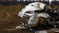 Korban tewas jatuhnya pesawat maskapai Bangladesh di Kathmandu, Nepal bertambah menjadi 49 orang. Kecelakaan pesawat ini tercatat sebagai yang terburuk di Nepal dalam tiga dekade terakhir. Pesawat berjenis Bombardier Dash 8 400 turboprop yang berusia 17 tahun ini menghantam bagian timur landasan dan tergelincir hingga masuk ke sebuah lapangan sepakbola dekat bandara.  (Foto: REUTERS/Navesh Chitrakar)