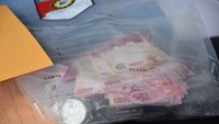 Ada juga uang tunai yang diamankan sebagai barang bukti (Foto: Dok. Humas Polres Bogor)