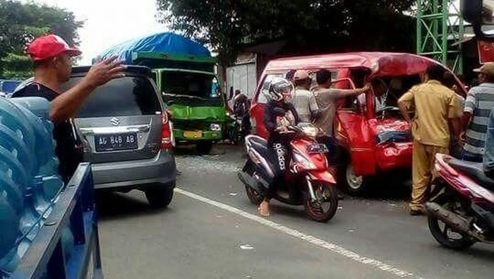 Kecelakaan Beruntun di Jombang, Sopir Angkot Terjepit