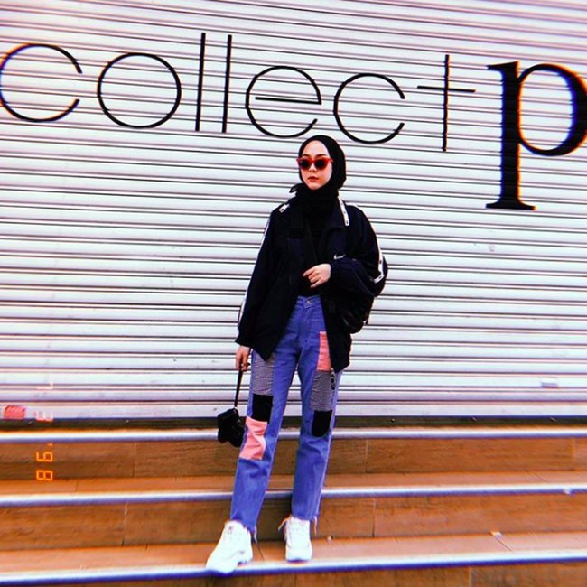 Kedua, pilih celana jeans atau track pants. Jika ingin lebih simple, pilih celana training yang biasa kamu pakai. Padukan dengan sepatu sneakers bersol tebal. Foto: Instagram/strngrrr