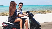 Jalan-jalan naik skuter juga jadi pilihan Esma. Wah, kok sama seperti di Indonesia ya Esma? (Instagram/@esma)
