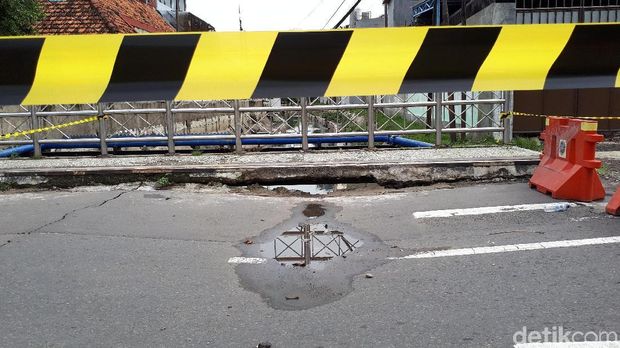 Jembatan Jalan Kartini ambles/