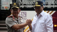 Kapolri Jenderal Tito Karnavian dan Menhub Budi Karya Sumadi melakukan salam komando saat meresmikan penerapan ganjil genap di Mega City Bekasi, Jl Jend Ahmad Yani Blok A 7 No 1 Bekasi Barat, Senin (12/3/2018).