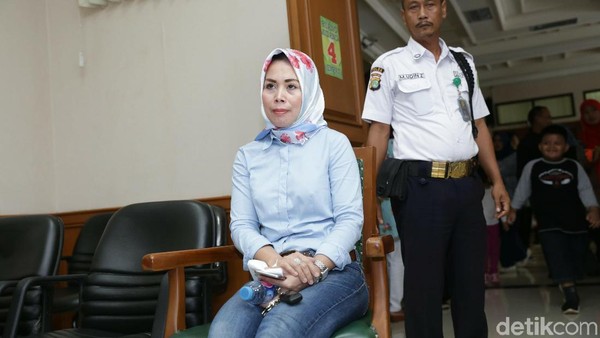 Dimadu Tapi Malah Digugat Cerai Abdee Slank, Anita Hadiri Sidang Cerai