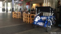 Posisi becak ditempatkan di dekat kafe yang menjadi tempat lalu lalang PNS dan pengunjung. Sejumlah orang terlihat mampir melihat-lihat becak atau juga berfoto. (Foto: Indra Komara/detikcom)