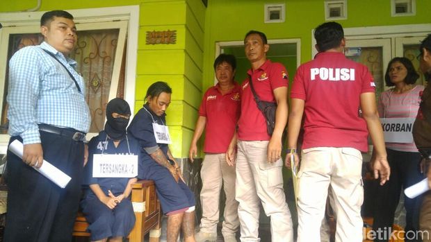 Rekonstruksi pembunuhan ibu rumah tangga di Semarang.