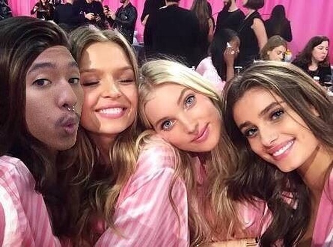 Saat Ojmo berfoto bareng bersama model-model Victorias Secret. Foto: Instagram