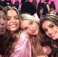 Saat Ojmo berfoto bareng bersama model-model Victorias Secret. Foto: Instagram