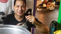 Aktor tampan Ari Wibowo terlihat bahagia bersantap di warung bubur kacang hijau. Surga itu adalah: Kalau malam2 abis hujan makan bubur kacang ijo..., tulis Ari. Foto: Instagram ariwibowo_official