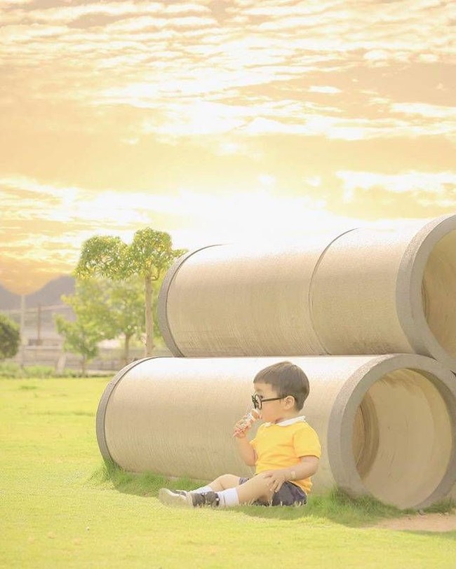 Kalau ini pose Nobita lagi makan es krim di lapangan dekat rumahnya. Bikin gemas ya? (Foto: Instagram/Isigoya)