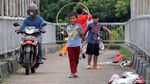 Aksi Nekat Pemotor Lintasi JPO